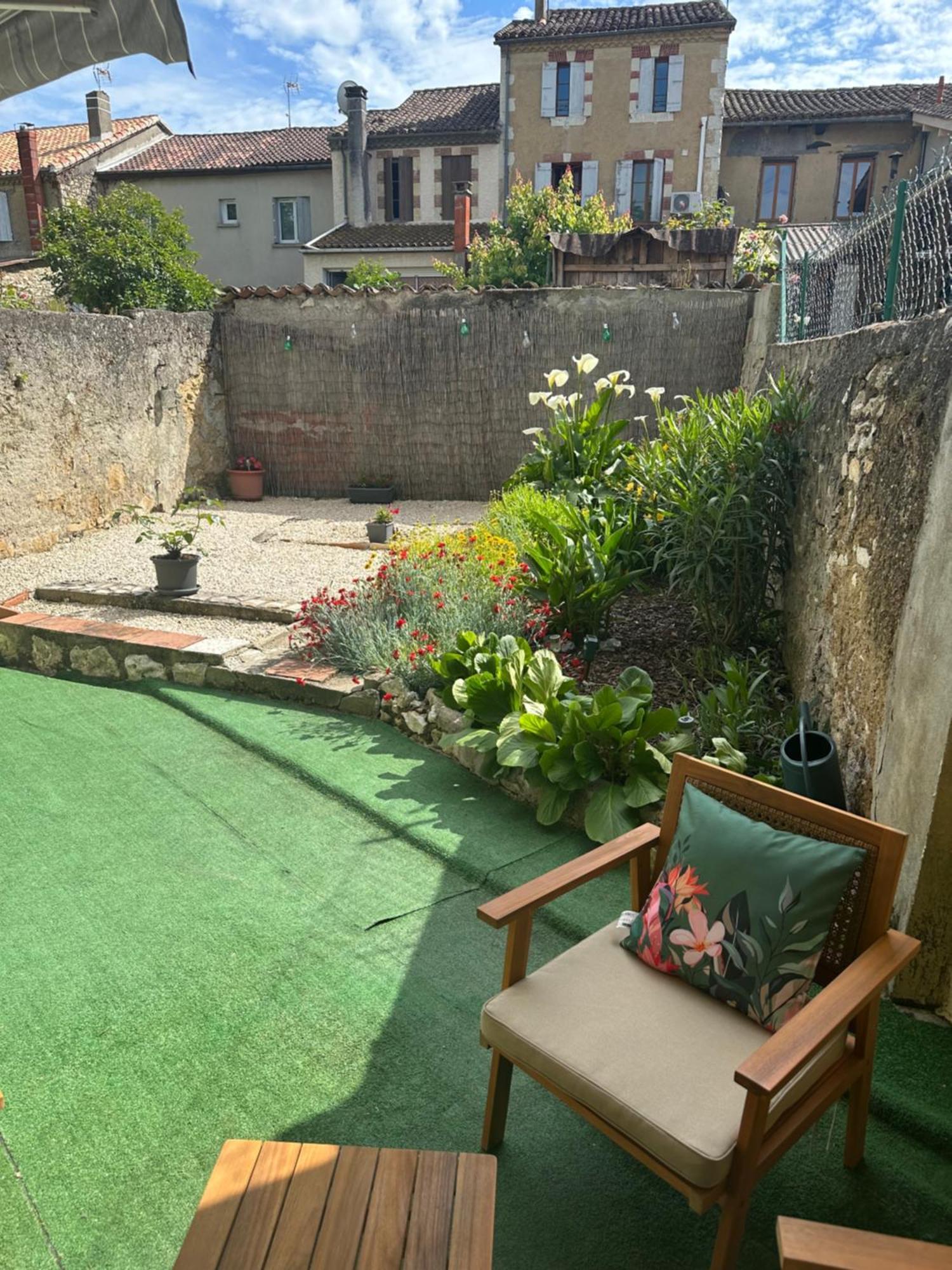 Appartement En Rez De Jardin Tout Equipe 弗洛恩斯 外观 照片